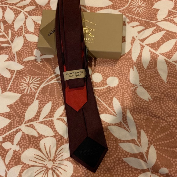 NWT Burberry Tie - 100% authentic - Picture 4 of 5